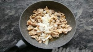 Филе индейки с макаронами на сковороде