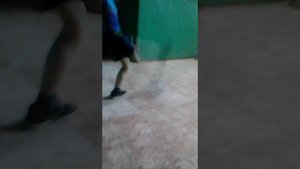 Мальчик разозлился на мячик