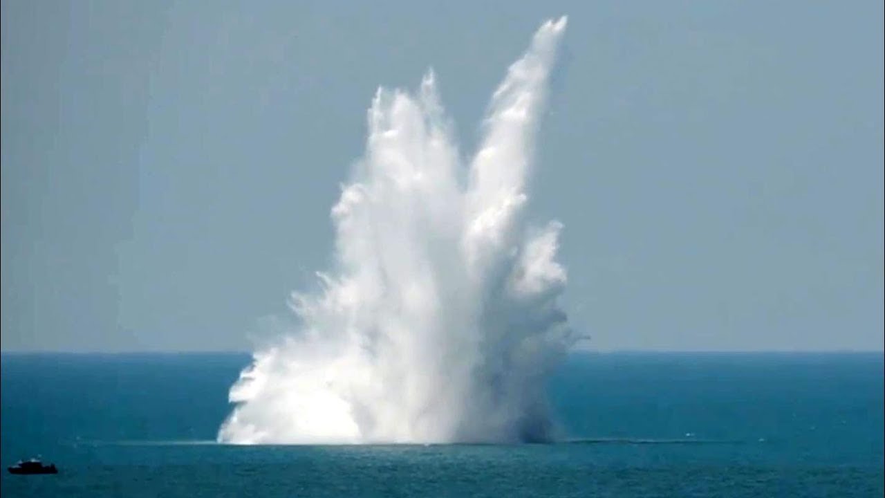 БЕЗУМНЫЕ БРАКОНЬЕРЫ глушат рыбу динамитом в море