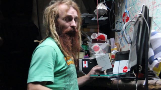 Бездомный юрист "Хоббит отшельник" с кроликом Петрушкой живет в землянке на Ярославском шоссе. смотреть онлайн