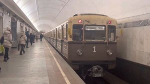 Ретро-поезд уезжает со станции чистые пруды! #метро #метрополитен #ретропоезд #номерной