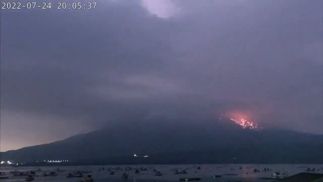 Вулкан Сакурадзима - на японском острове Кюсю произошло извержение вулкана,столб пепла в 2 км.mp4