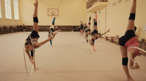 Тренировочный процесс художественных гимнасток.