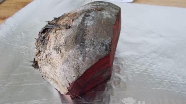 Салат из запеченной свеклы и красной соленой рыбы