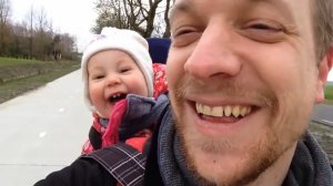 Отец пытается научить ребенка говорить "папа"