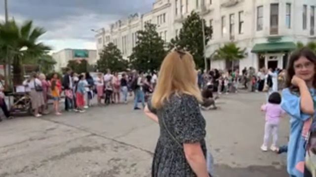 Сухум, Набережная Махаджиров. Праздничное выступление, а мы гуляем!