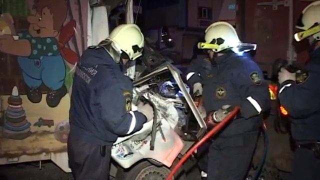 На Выселковой микрогрузовик  врезался в контейнеровоз смотреть онлайн