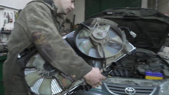 Тойота Авенсис. Замена радиатора. (#AvtoservisNikitin) смотреть онлайн