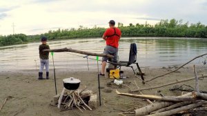 ОН ПРИШЁЛ НОЧЬЮ! Ночуем в ПАЛАТКЕ  на Реке. Готовим на костре.