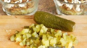 Салат с жареными шампиньонами и огурцами