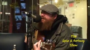 БОМЖ НЕВЕРОЯТНО ИГРАЕТ НА ГИТАРЕ И ПОЁТ!