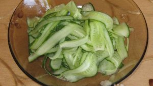 Салат из огурцов с кедровыми орешками