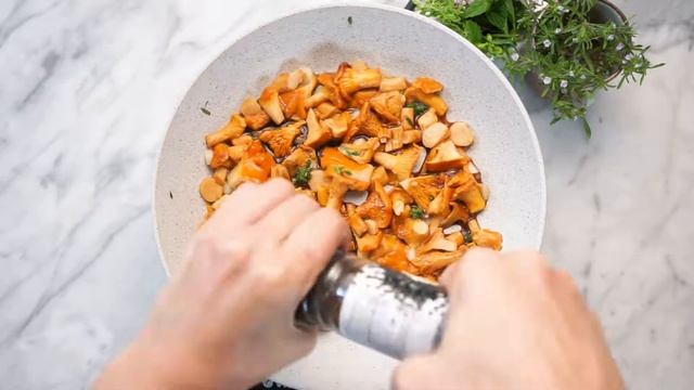 Салат с молодым картофелем и лисичками | Рецепт кулинара ВкусВилл