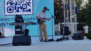 Музыкальное выступление Андрея Артамонова, автора проекта «Льды хрупки»