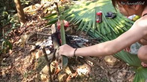 Solo Bushcraft - Build a shelter with leaves, cook alone in the jungle - Hai Survival Girl