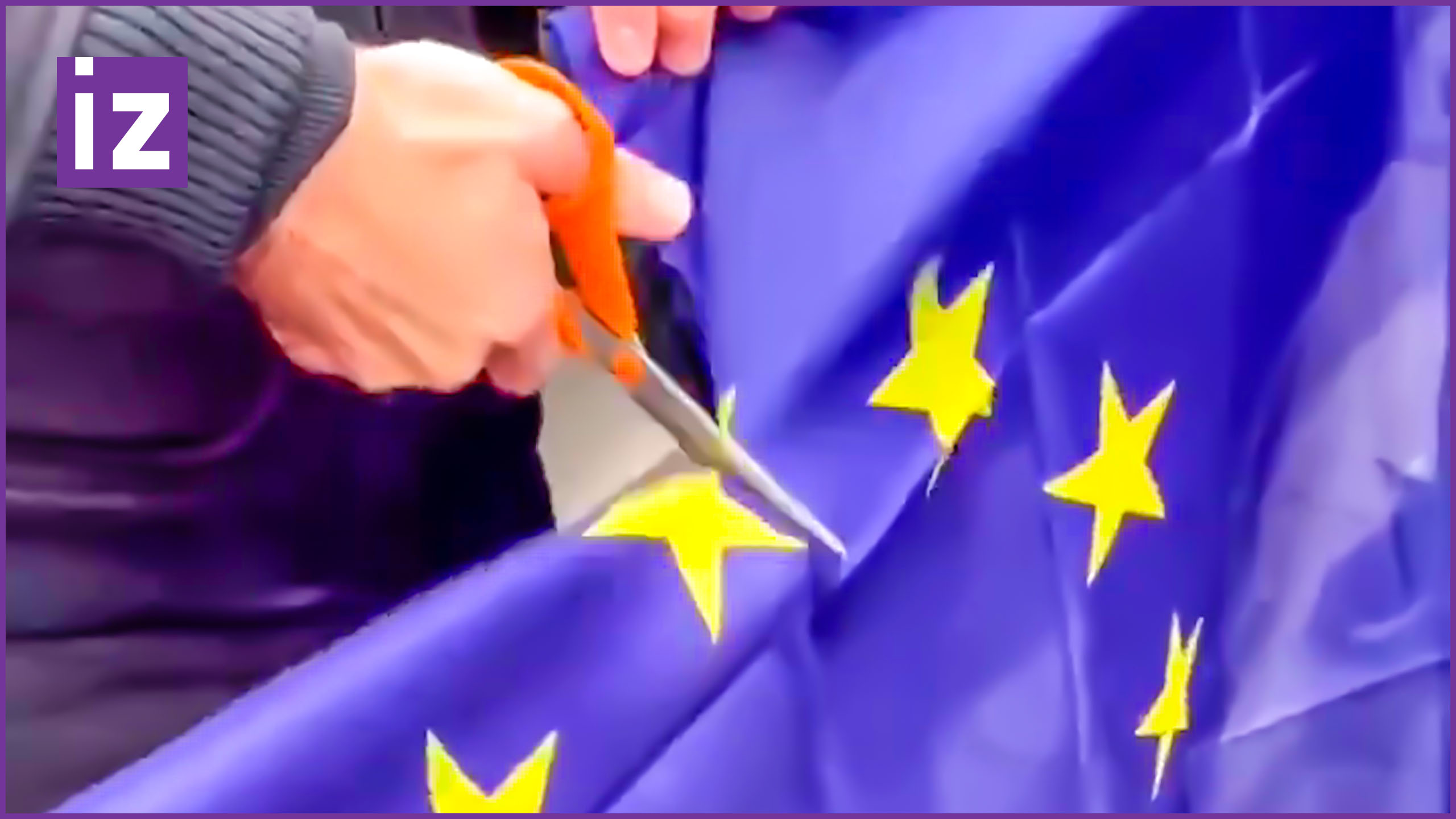 Разрезали флаг. Разрезали флаг. Разрезали флаг. Перечеркнутый флаг евросоюза. Разрезали флаг.