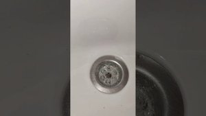 Засор в раковине пробую средства для прочистки труб самокат и из пятёрочки