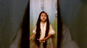 удивительно-трогательная девочка, аж до слез. Стих про маму