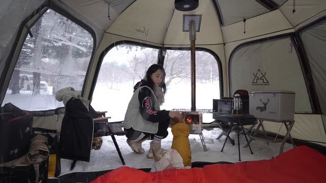 [솔로캠핑] 눈 내리는 숲속, 텐트를 찢어서 떠나는 설중캠핑 / 비바돔에 화목난로 설치하기 / 겨울은 싫은데 눈은 조크든여 / 양양 오색장군바위 캠핑장