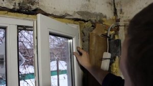 Створка повисла на одной петле и верхний правый угол не прижимается