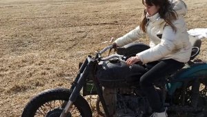 учусь кататься на мотоцикле? это мой первый раз и я боялась упасть с него ?