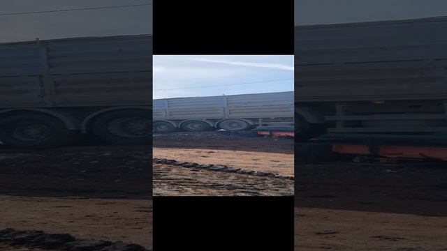 ХТЗ взял на буксир зерновоз Sitrak смотреть онлайн