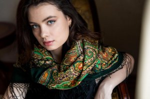 Шаль из уплотненной шерстяной ткани с шелковой бахромой "Волшебница", вид 10