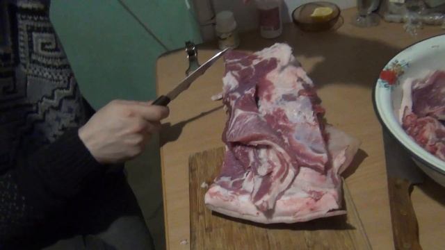 Разделываем кусок свинины отделяем кожу кости сало и мясо
