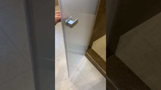Стеклянные двери для душа из белого матового стекла. Осветленное матовое стекло.
