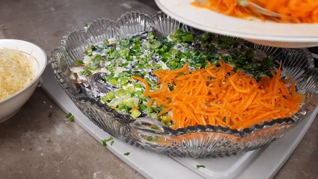 Салат с курицей, грибами и корейской морковью. смотреть онлайн