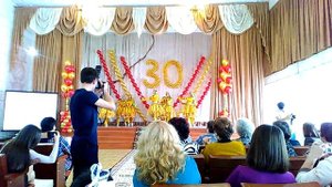 Юбилей 13 школы Экибастуз. Красивый танец в желтых  платьях