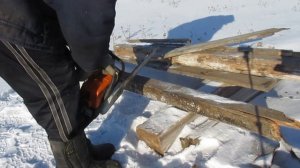 Пилим дрова в сильный мороз вот что получилось.