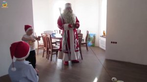 Ура! Новый Год! Дед Мороз и Снегурочка зашли в гости на Новый Год. Дед Мороз дарит ПОДАРКИ.