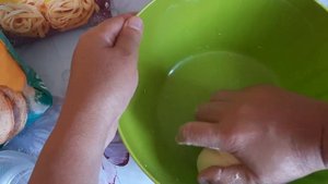 Замесила безглютеновое тесто, раскатала и нарезала лапшу