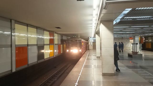 81-717.5М "Красная Стрела" выходит из тупика станции Саларьево смотреть онлайн