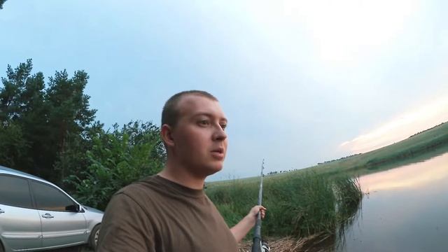 УЖИН В СКОВОРОДКЕ НА ОГНЕ и РЫБАЛКА НА ЩУКУ после работы ВЛОГ САЛАМ ПОПОЛАМ смотреть онлайн