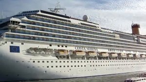 Круизный лайнер заходит в порт Венеции. Его тянет буксир