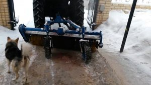 Трактор с щеткой