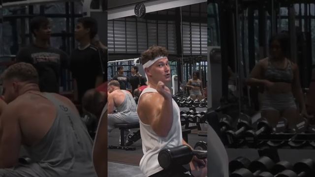 Как правильно тянуть на блоке верней тяги #fitnessmotivation #ошибкиновичков #бодибилдинг