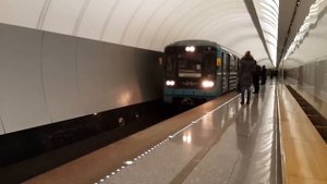 Номерной прибывает на станцию Достоевская