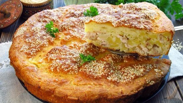 Заливной пирог на кефире, с курицей и картошкой