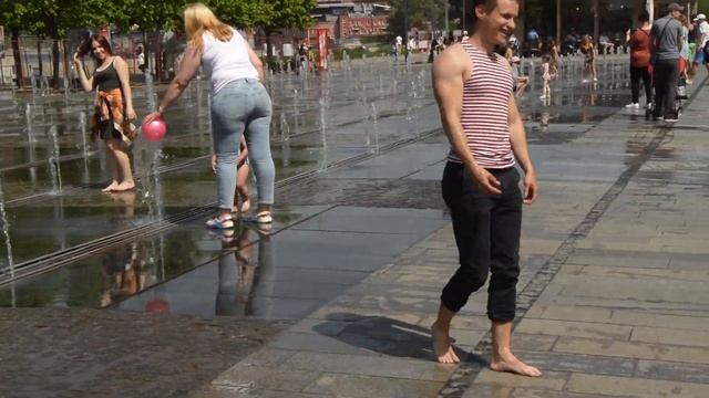 Girls, funny splashes and fountain jumps ! :-) / Девушки, веселые брызги и фонтанные прыгалки ! :-) смотреть онлайн