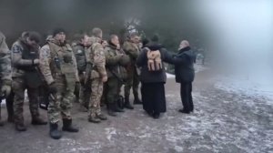 «Мы русские, с нами Бог».
Молитва наших бойцов перед боем.
Сильное видео!!!