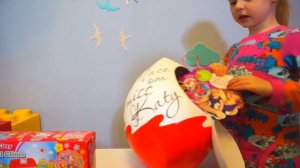 ?ПОДАРОК ОТ МИСС КЕТТИ для ТАСИ! Огромное сюрприз яйцо с игрушками от Мисс Кейти новое видео