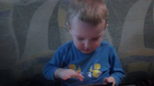 Маленький мальчик играет в Subway Surfers