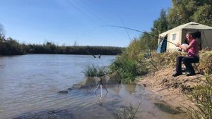 Лучшая рыбалка на фидер и поплавок / Ловля сазана осенью в Астрахани