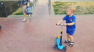 Дети катаются на самокате! يتعلم الأطفال ركوب سكوتر! 孩子們學會騎滑板車!Children learn to ride a skateboard!