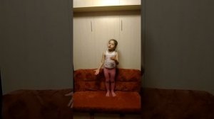 Девочка читает стих