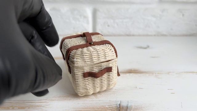 Wicker trunk with leather strap  🍨🌾 dollhouse miniature