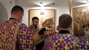 Протодиакон Александр Смагло мощно читает Евангелие на Литургии архиерейским чином